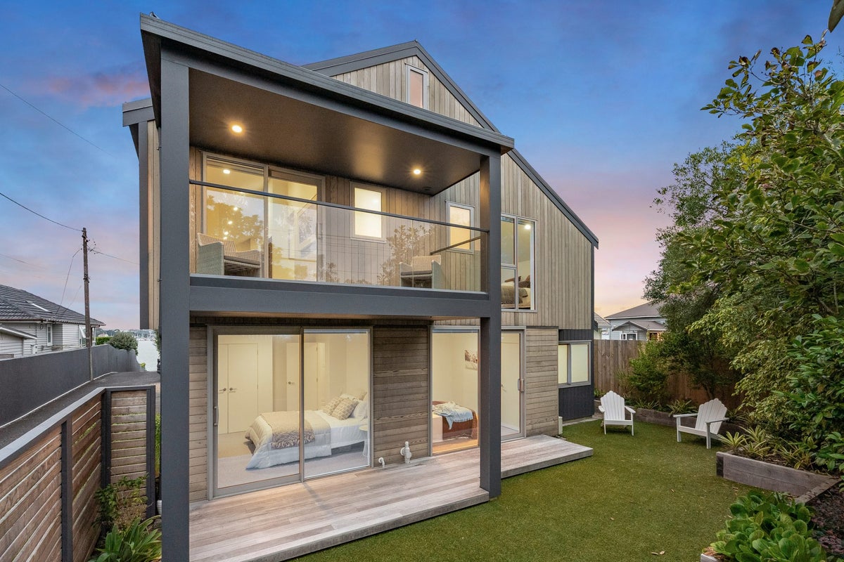 2/43 Princes Street, Northcote Point, Auckland - Carousel 1