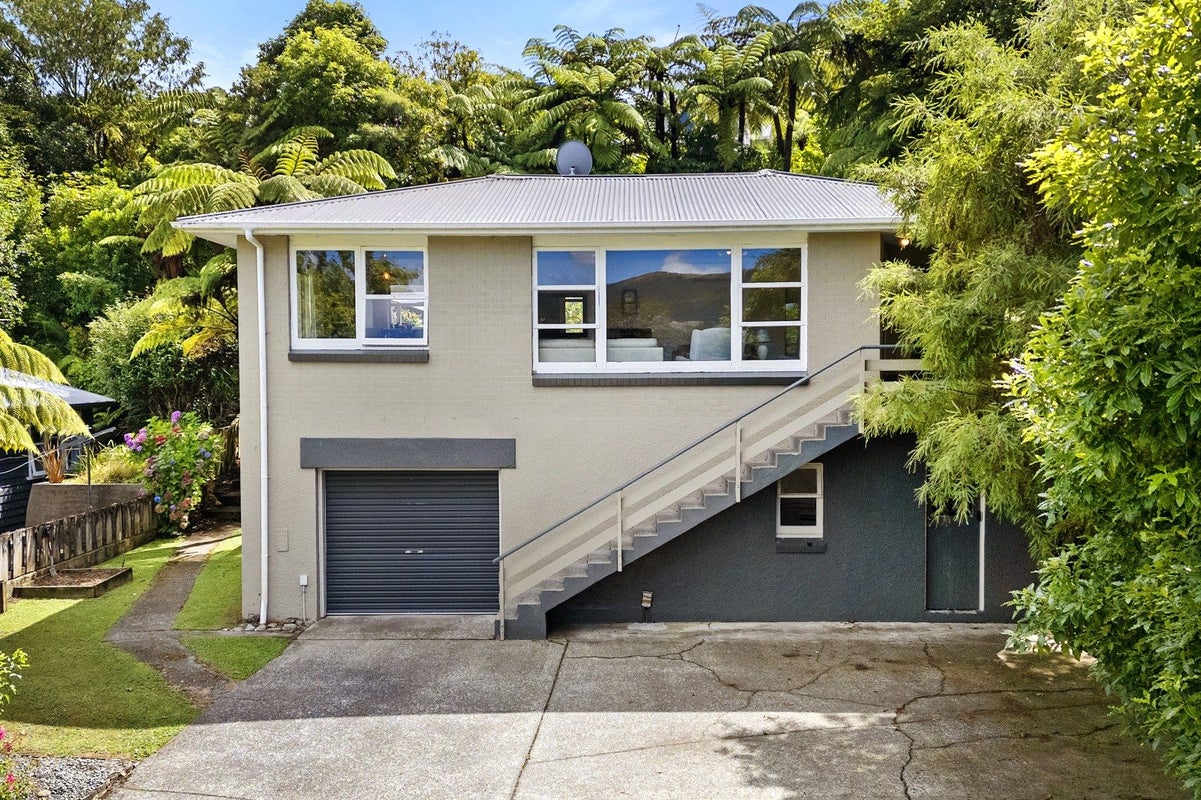 9 Dawn Grove, Brown Owl, Upper Hutt - Carousel 1
