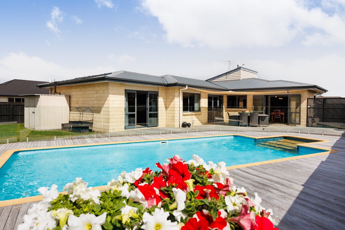 38 Johnstone Drive, Fitzherbert, Palmerston North - Carousel 2