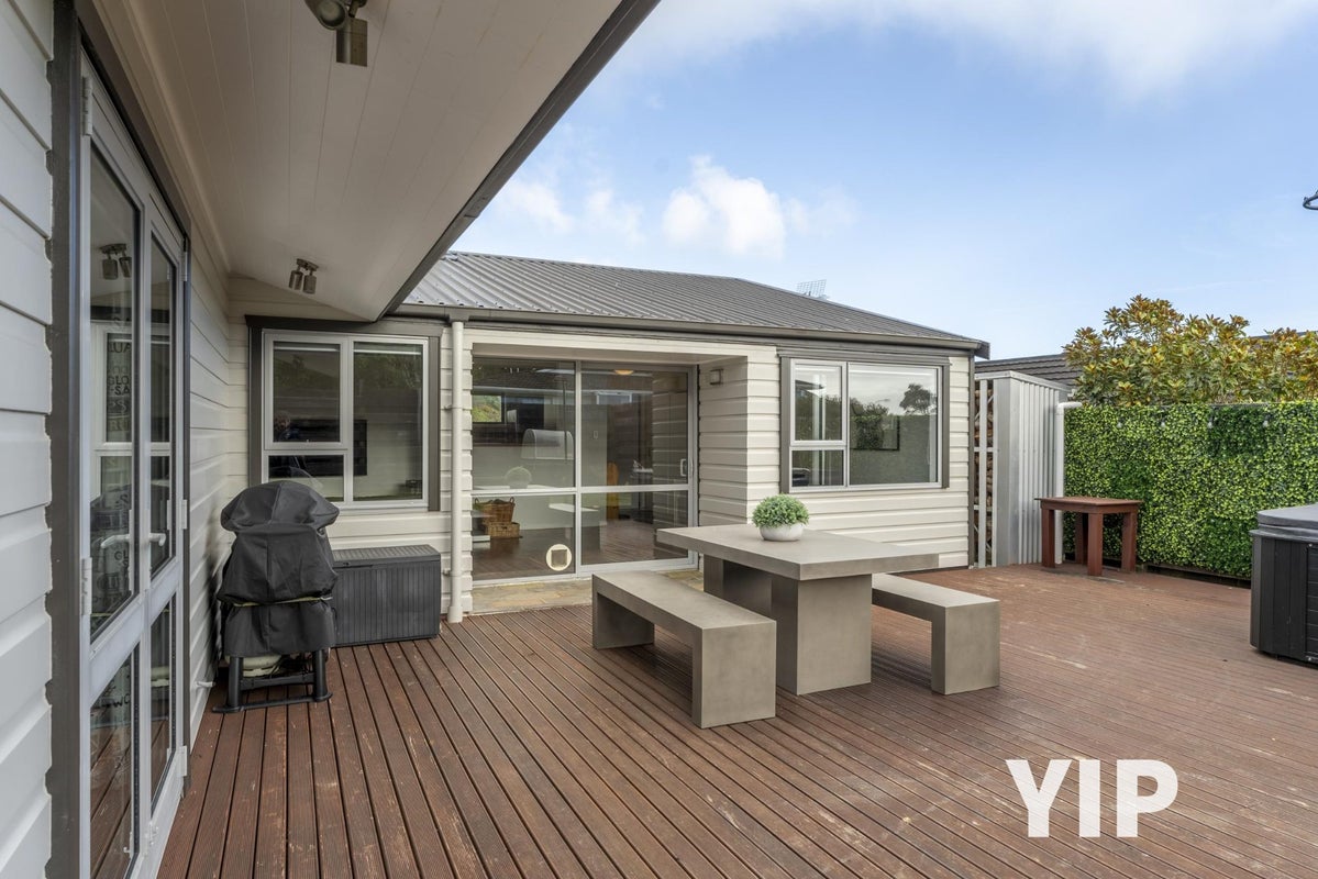 8 Gow Street, Newlands, Wellington - Carousel 2