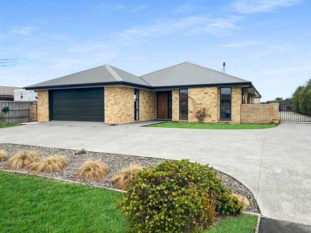4 Pemberton Drive, Amberley, Amberley - Carousel 1