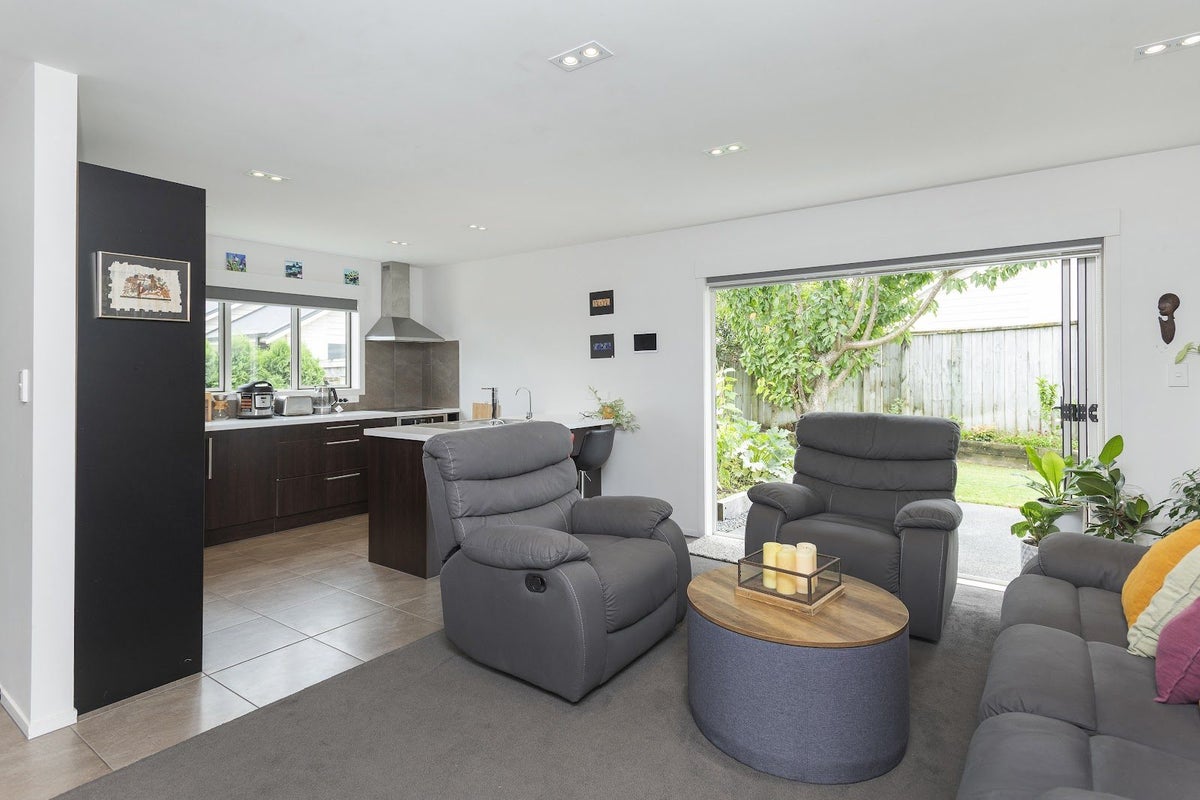 15 Silverstone Place, Lytton West, Gisborne - Carousel 2