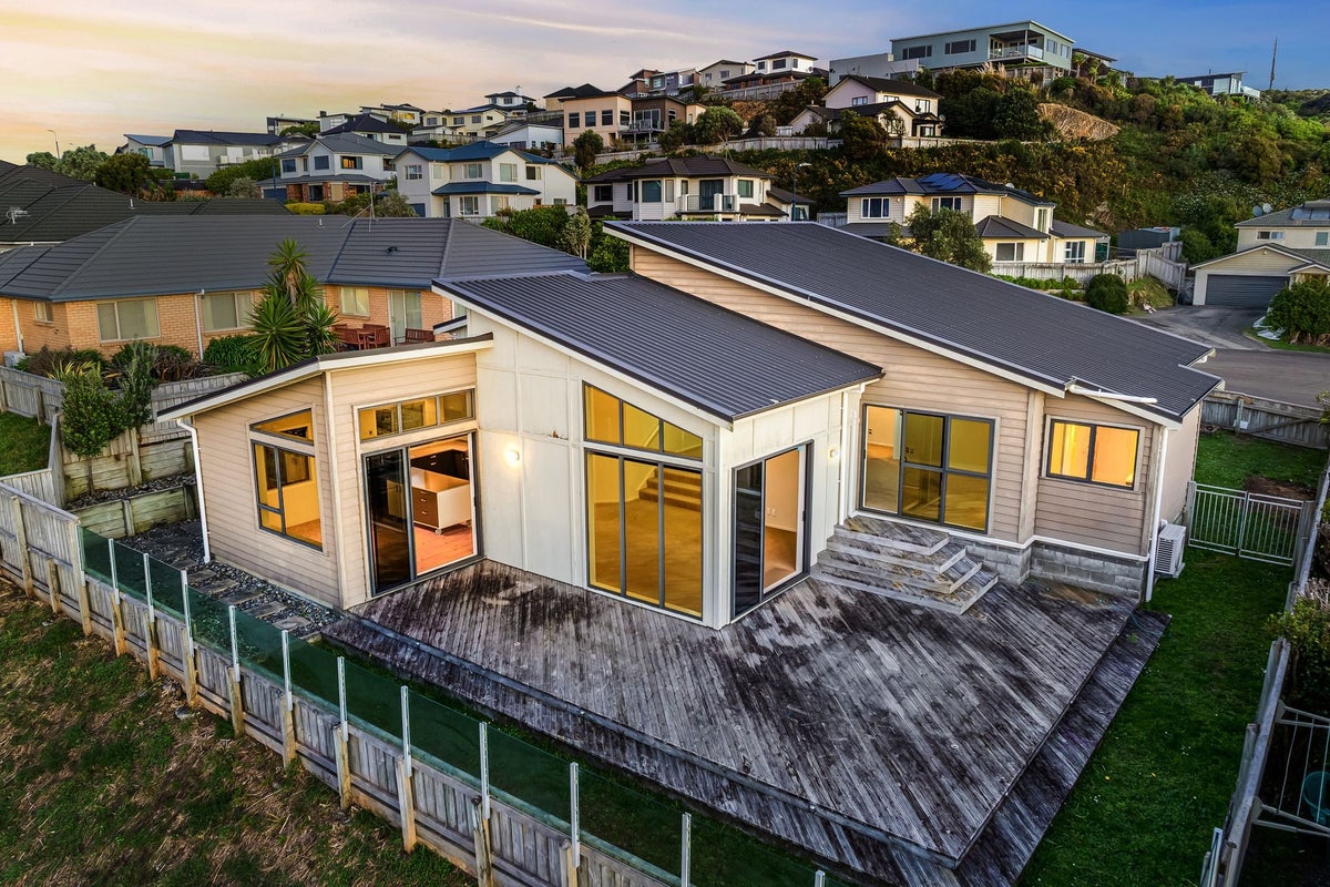 26 Aspiring Terrace, Aotea, Porirua - Carousel 1