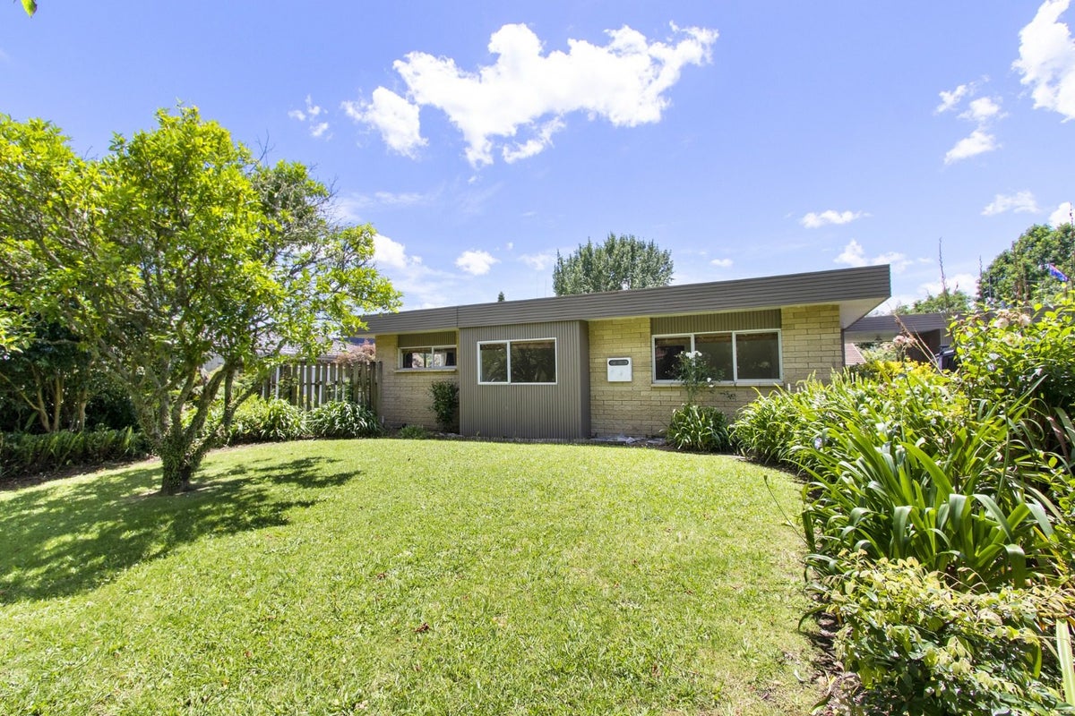 114 Totara Drive, Pukete, Hamilton - Carousel 1