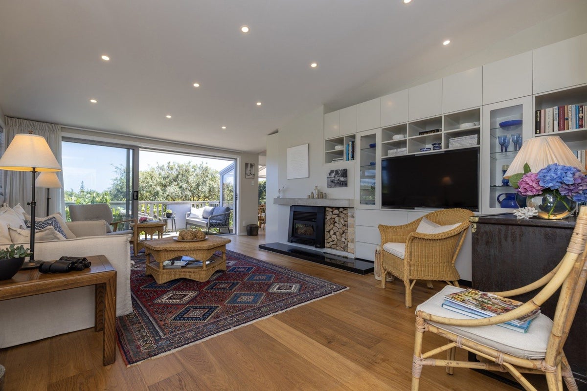 7 Kawau Grove, Waikanae Beach, Waikanae - Carousel 1