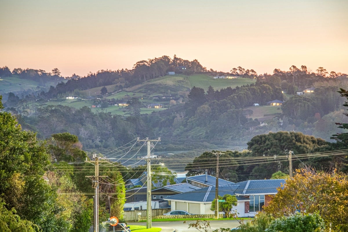 9A Melia Place, Stanmore Bay, Whangaparaoa - Carousel 1