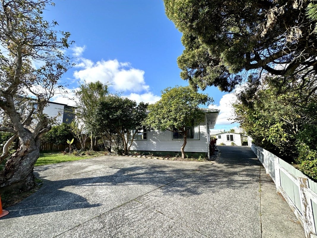 6 Finlow Drive, Te Atatu South, Auckland - Carousel 1