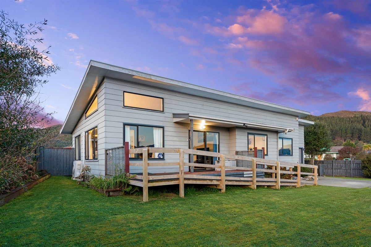 35 Grimsby Grove, Wainuiomata, Lower Hutt - Carousel 2