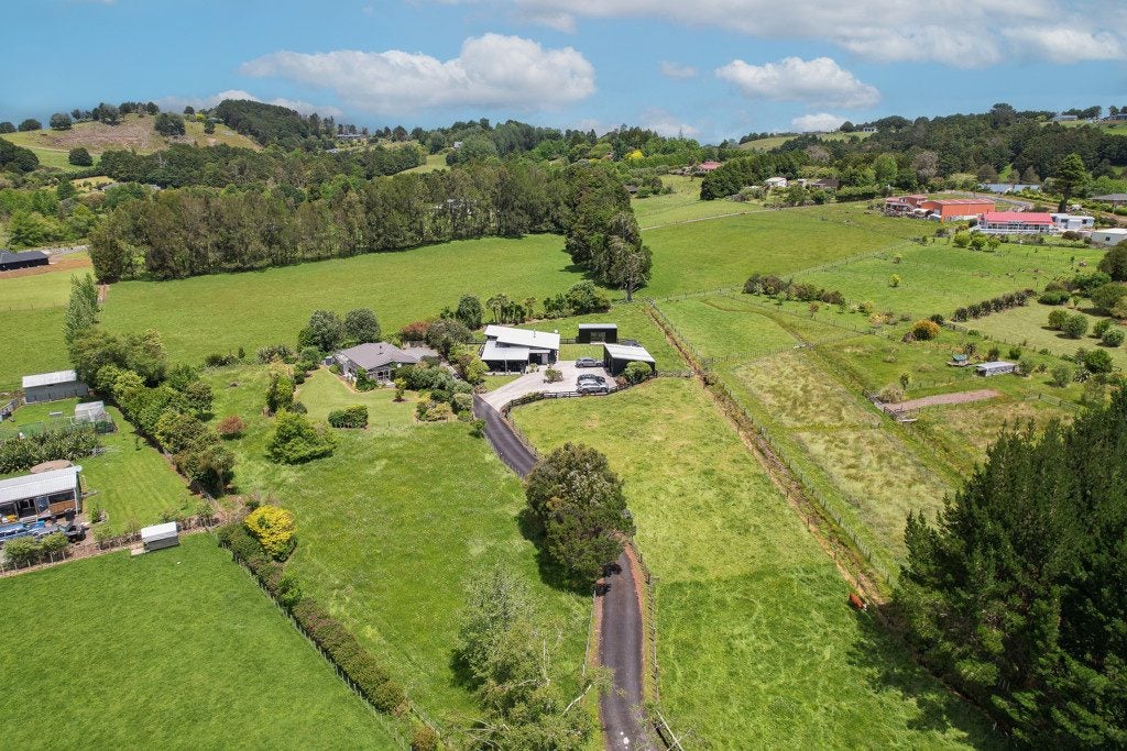 18 Main Road, Kamo - Carousel 1