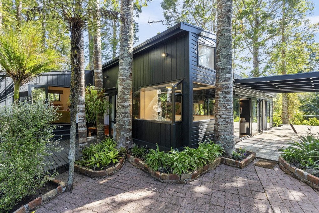 34 Hollywood Avenue, Titirangi, Auckland - Carousel 1