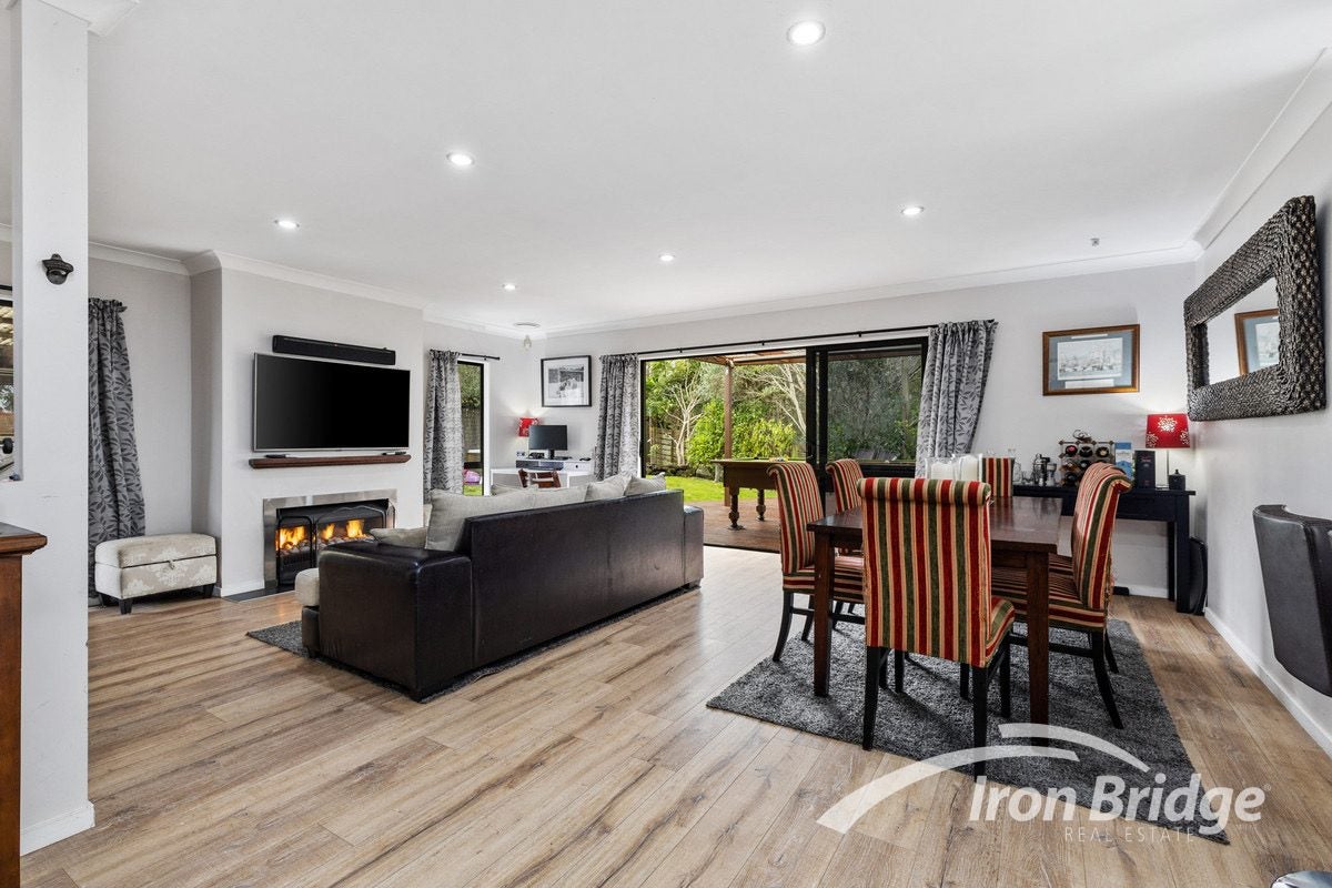2/25 Tramway Road, Beach Haven, Auckland - Carousel 1