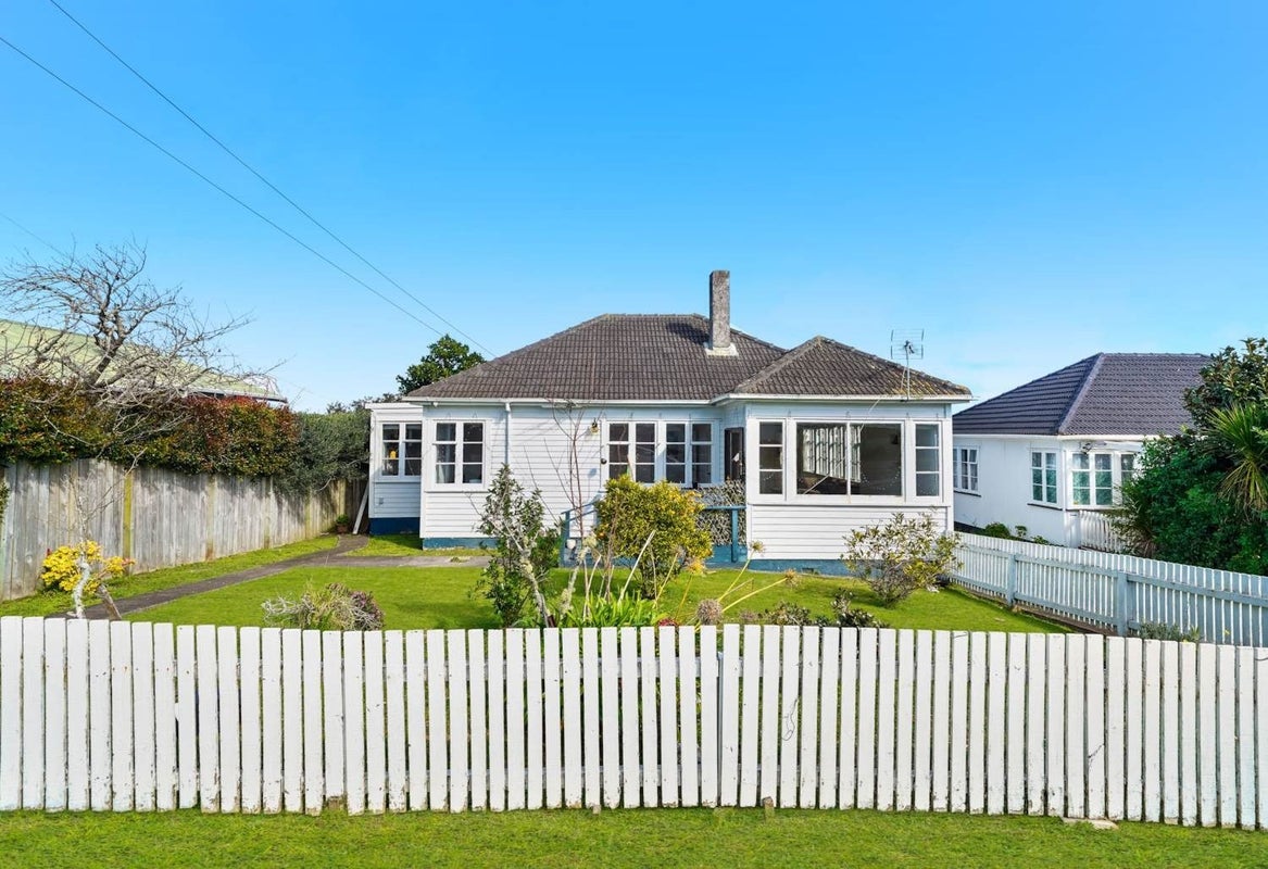 2 Triton Avenue, Mount Albert, Auckland - Carousel 1