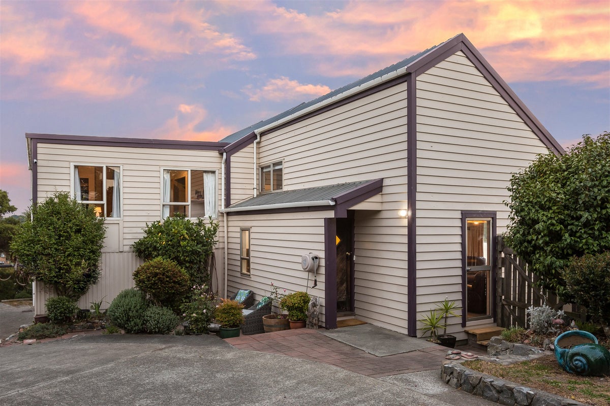 33 Forth Place, Papakowhai, Porirua - Carousel 1