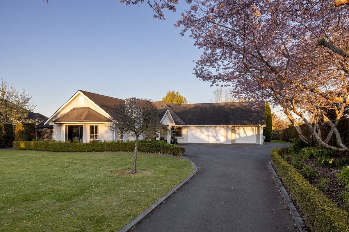 8 Georgia Grove, Pyes Pa, Tauranga - Carousel 2