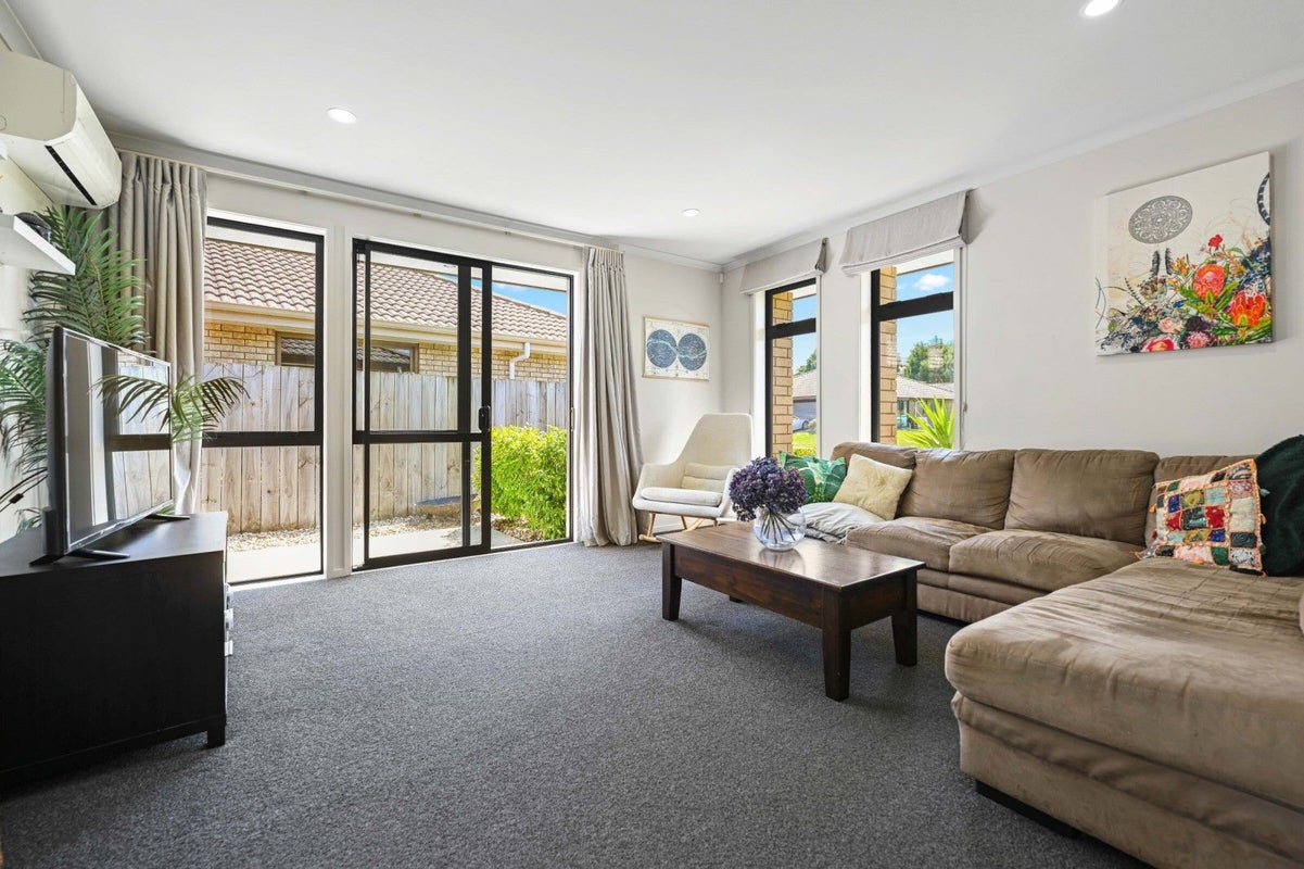 54 Edgeview Crescent, Fitzroy, Hamilton - Carousel 2