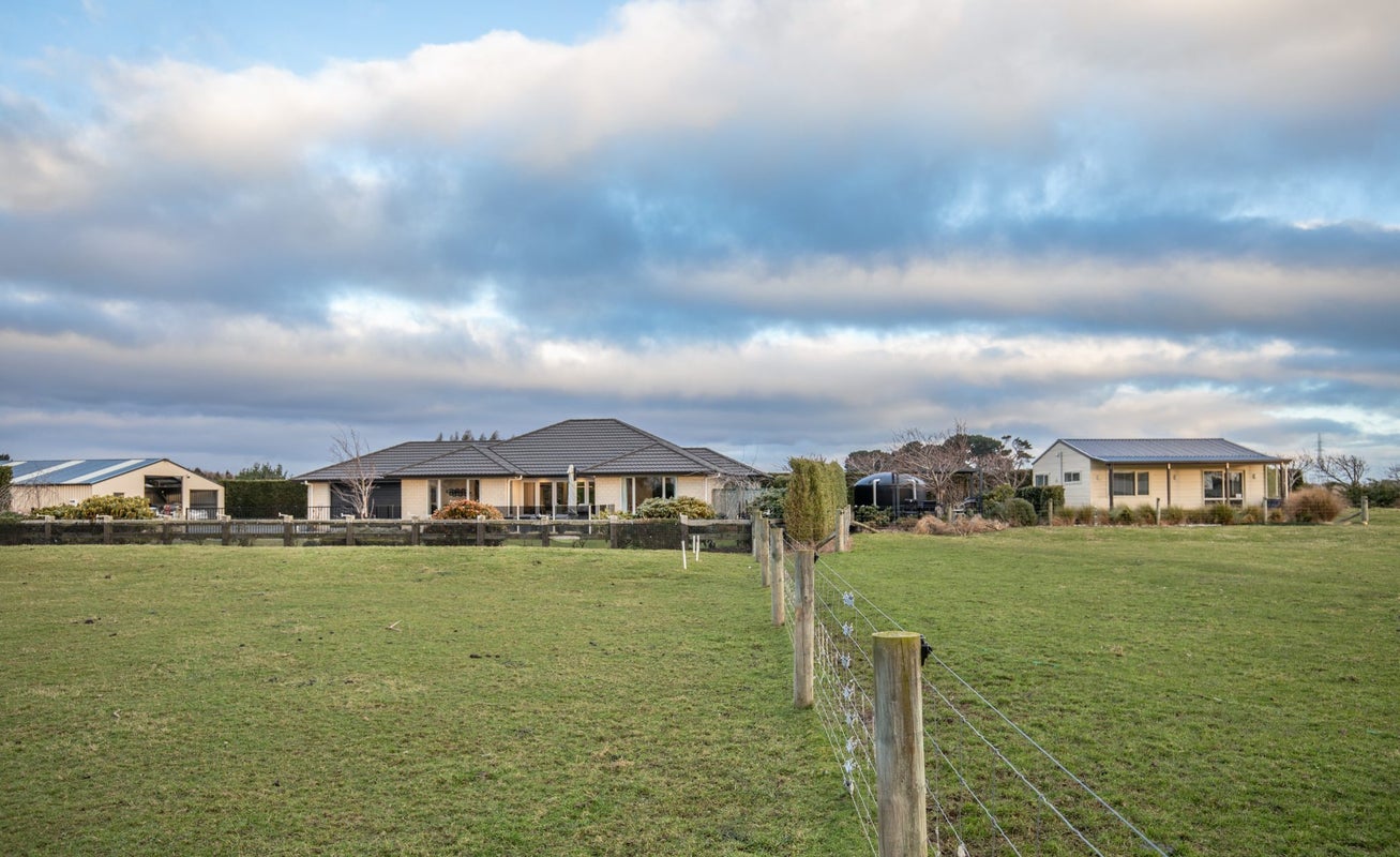 128 Millwood Glen, Mill Road - Carousel 2