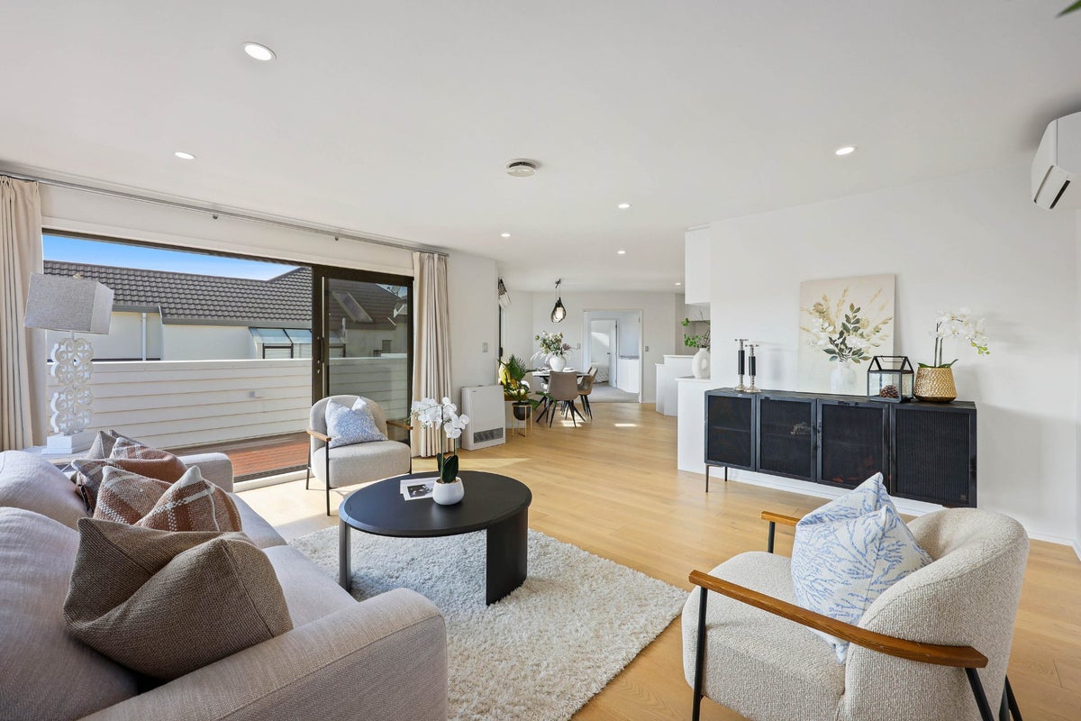 2/30 Eastern Beach Road, Eastern Beach, Auckland - Carousel 2