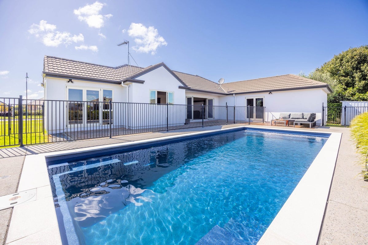 11 Gavin Heights, Rototuna, Hamilton - Carousel 4