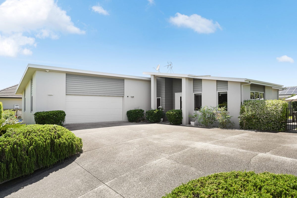15 Bramber Street, Flagstaff, Hamilton - Carousel 1
