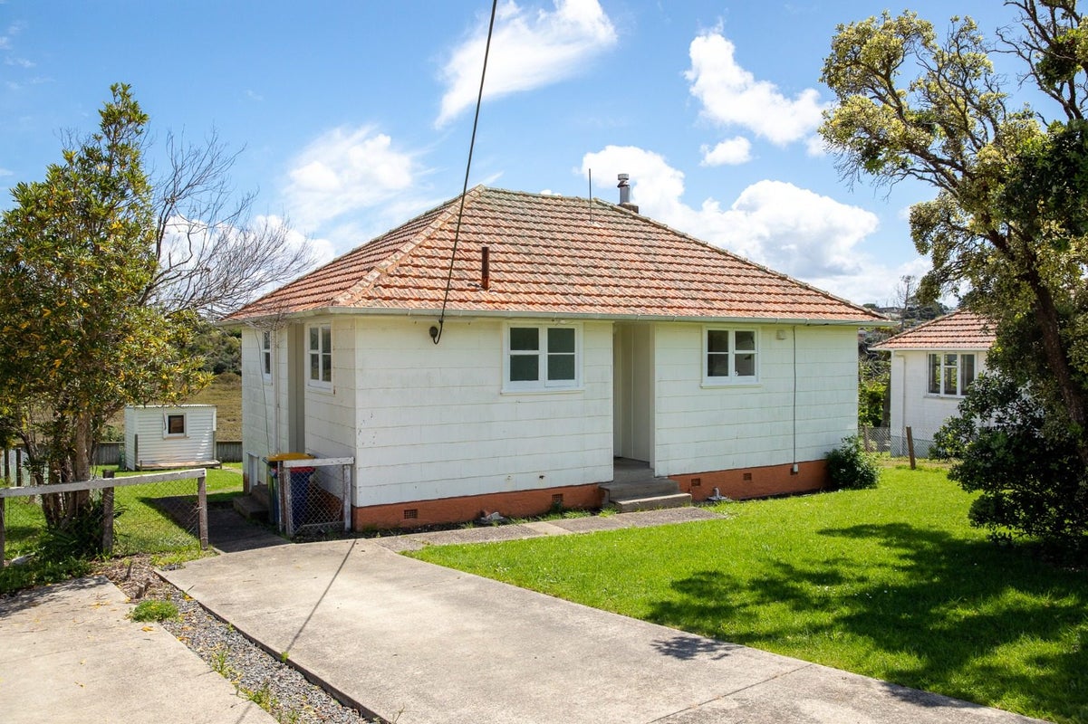 33 Hillary Crescent, Belmont, Auckland - Carousel 1