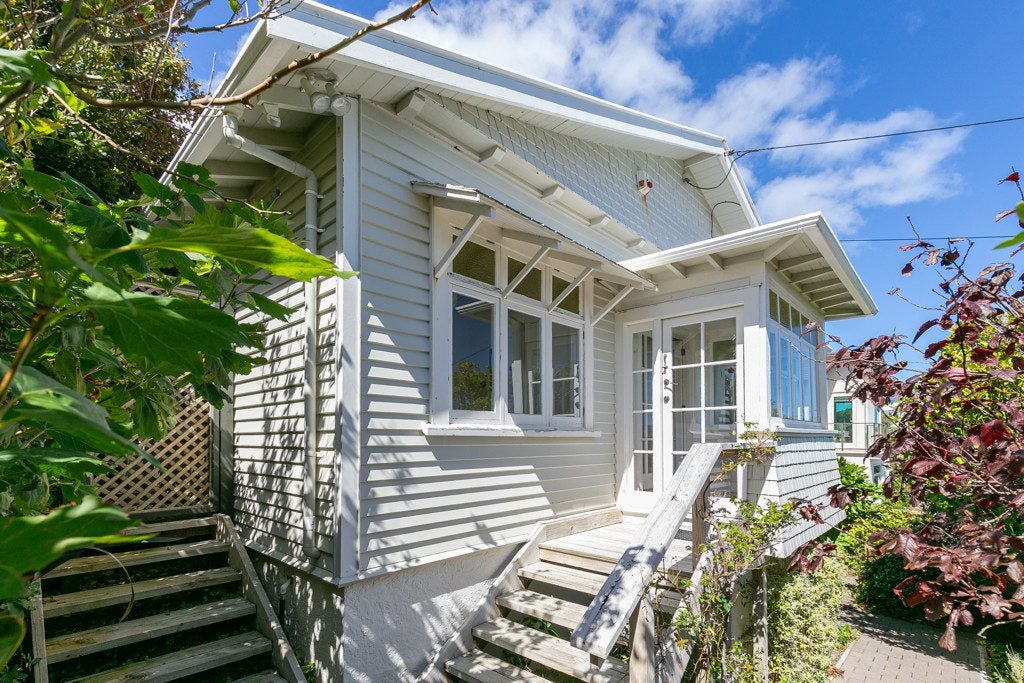 102 Nevay Road, Karaka Bays, Wellington - Carousel 2
