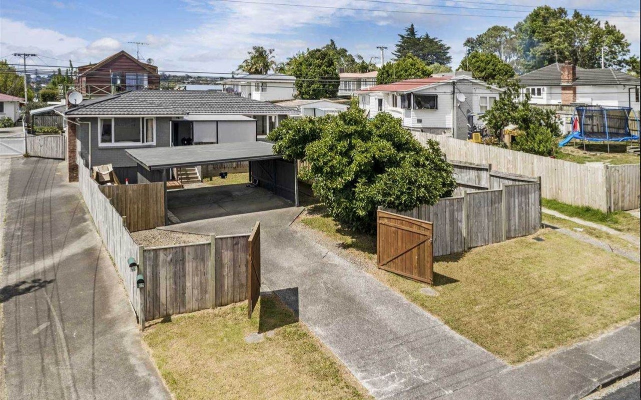 1/25 Fairclough Road, Beach Haven, Auckland - Carousel 1