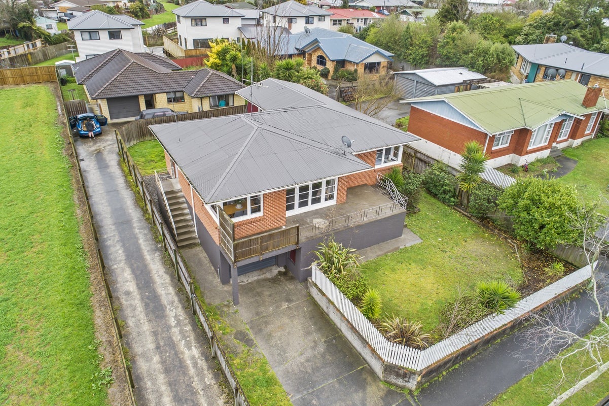 10 Anderson Road, Deanwell, Hamilton - Carousel 1