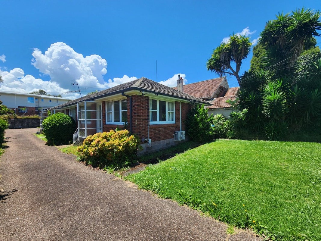 1/2 Rewa Road, Three Kings, Auckland - Carousel 1