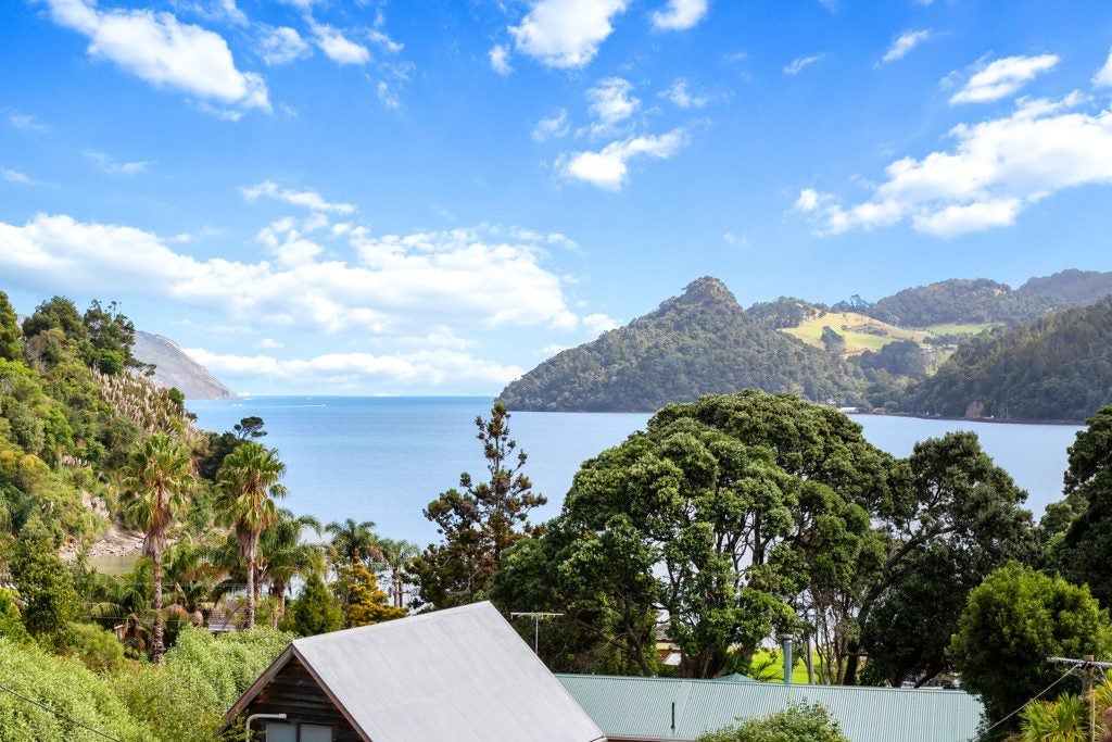 2D Foster Avenue, Huia, Auckland - Carousel 2