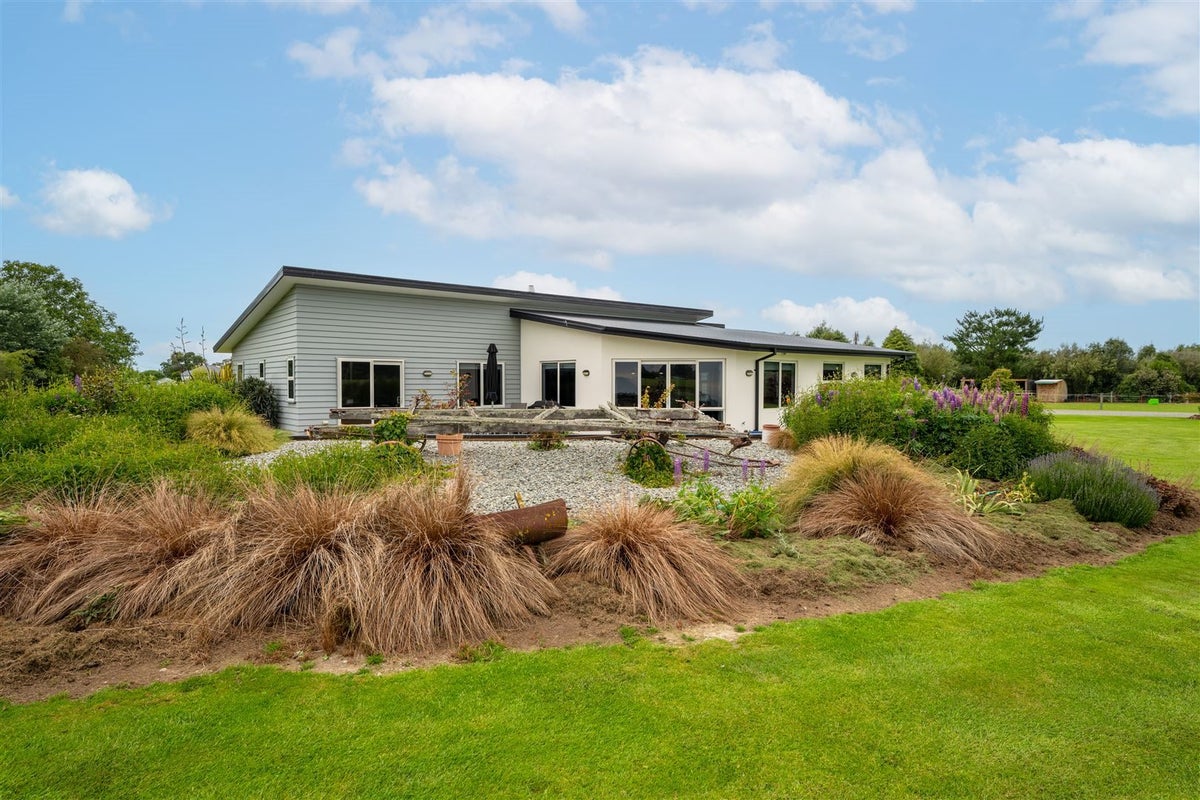128 Julloch Road, Orari - Carousel 1