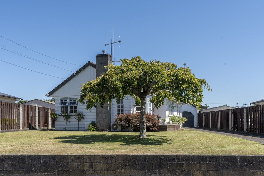 57 Garden Heights Avenue, Glenview, Hamilton - Carousel 1