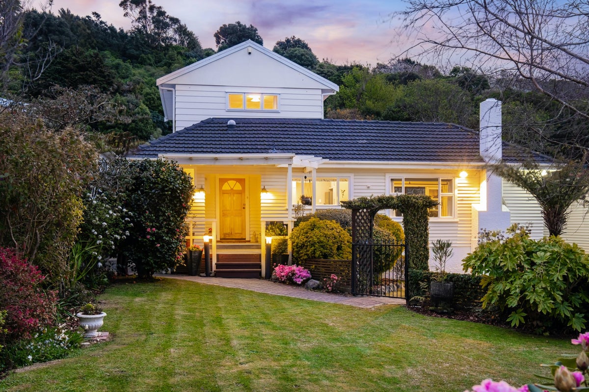 351 Main Road, Tawa, Wellington - Carousel 1