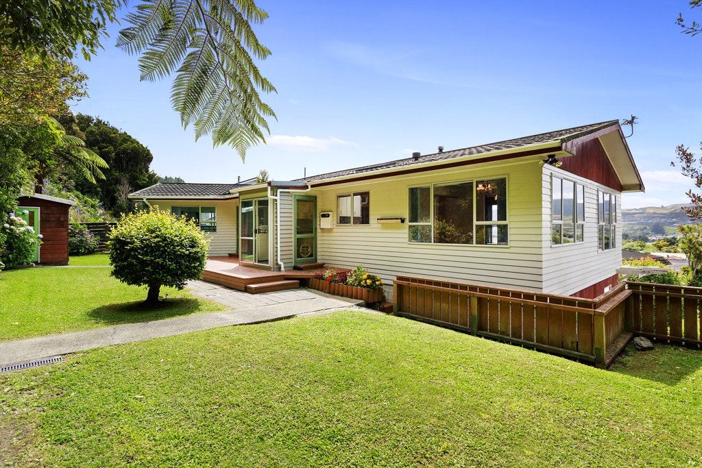 4 St Hildas Glade, Tawa, Wellington - Carousel 1
