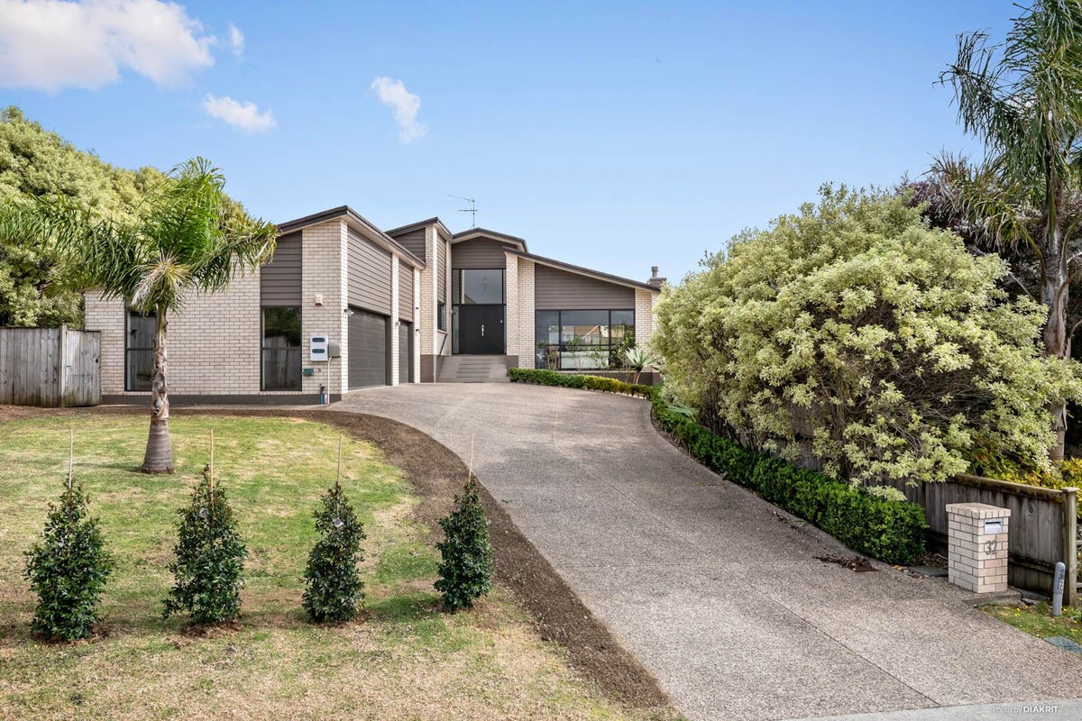 32 Leburn Crescent, Flat Bush, Auckland - Carousel 1