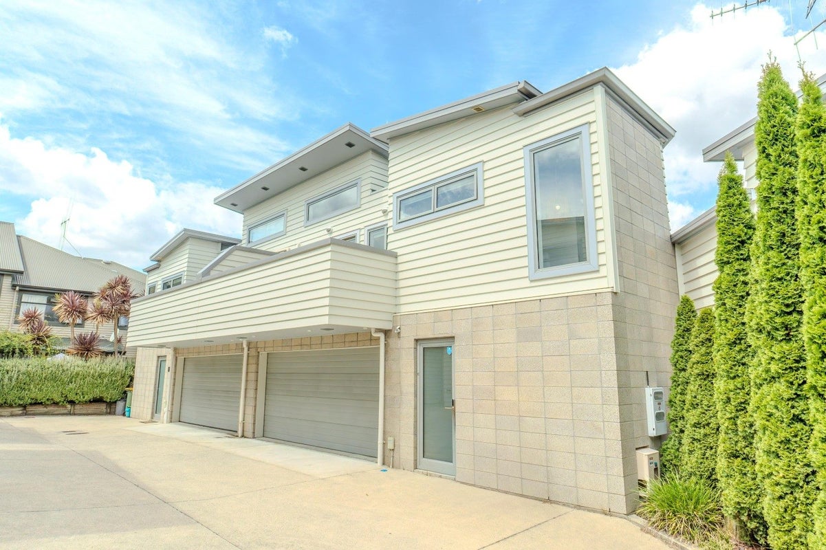 18C Kelvin Place, Hamilton East, Hamilton - Carousel 1