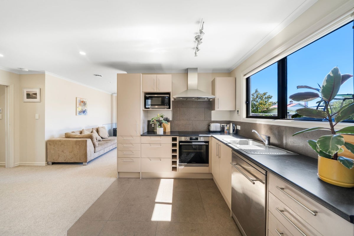 8 Hargest Crescent, Saint Kilda, Dunedin - Carousel 1