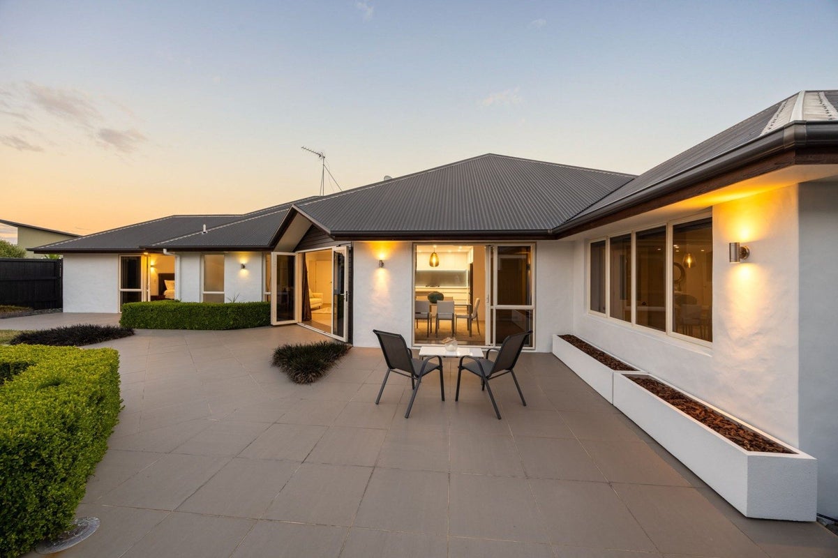 51 Saint James Drive, Huntington, Hamilton - Carousel 1