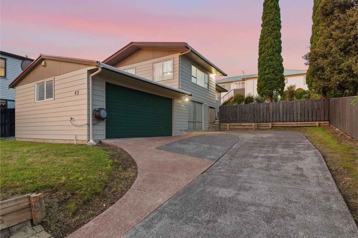 40 Glenbervie Crescent, Massey, Auckland - Carousel 2