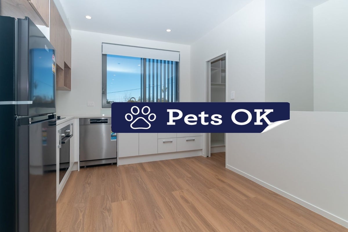 8/2 Moor Avenue, Te Atatu Peninsula, Auckland - Carousel 1