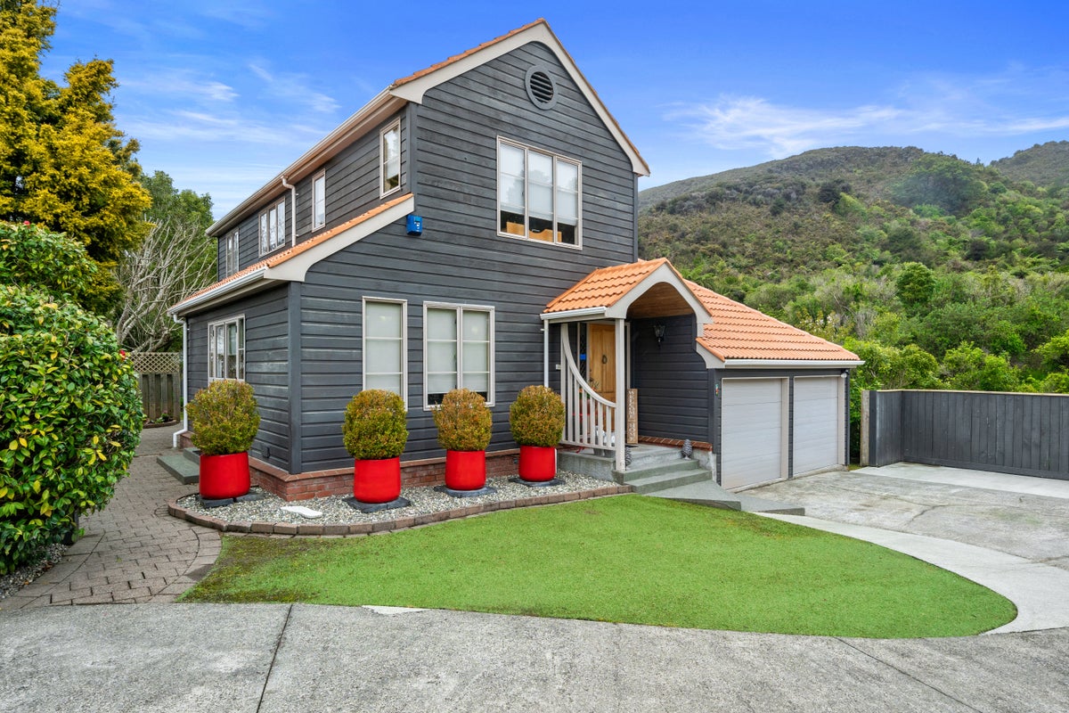 4 Balgownie Grove, Naenae, Lower Hutt - Carousel 1