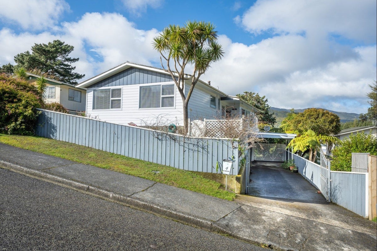 4 Lincoln Grove, Wainuiomata, Lower Hutt - Carousel 1