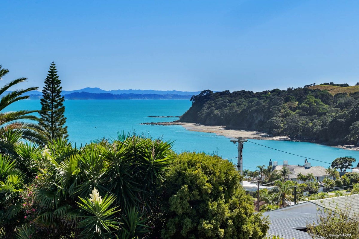 1032 Whangaparaoa Road, Tindalls Bay, Auckland - Carousel 1