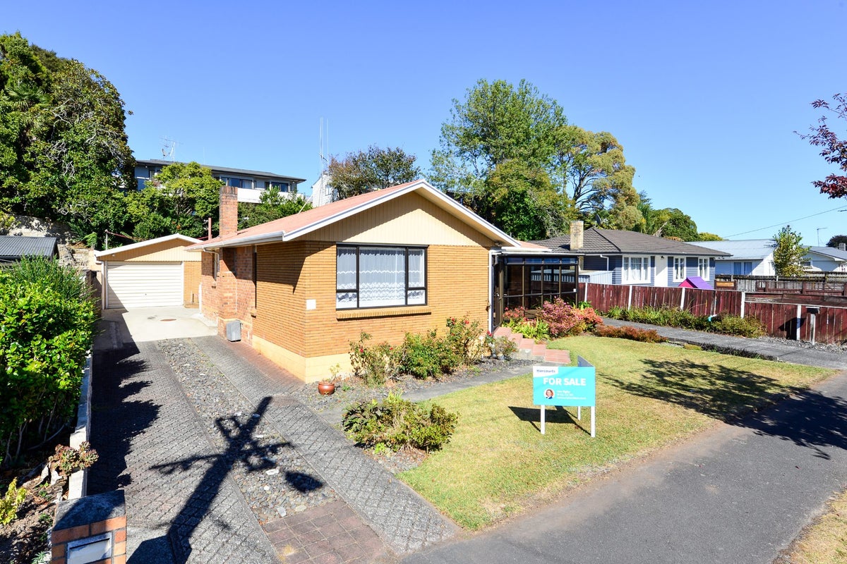 22 Glenview Terrace, Glenview, Hamilton - Carousel 1