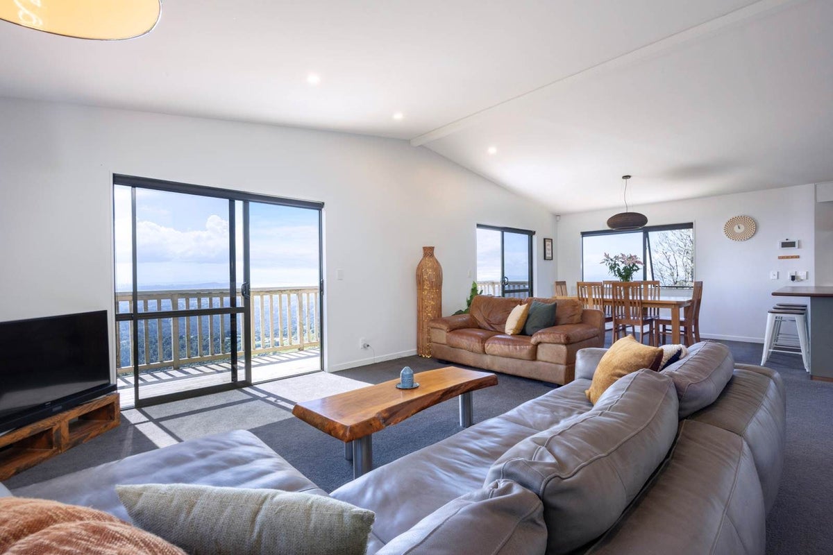 5 Brabant Road, Waiatarua, Auckland - Carousel 2