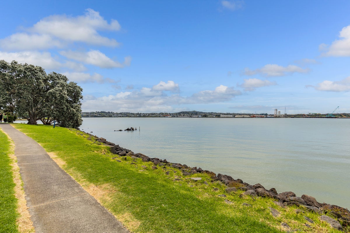 2/47 Church Road, Mangere Bridge, Auckland - Carousel 14