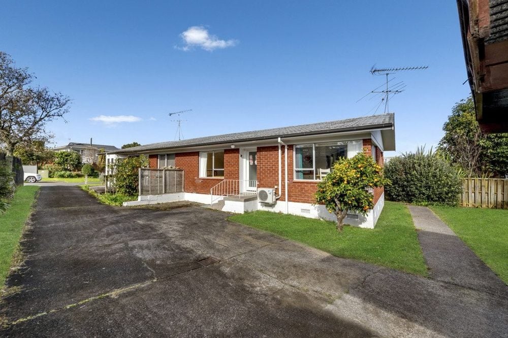2/30 Galsworthy Place, Bucklands Beach, Auckland - Carousel 1