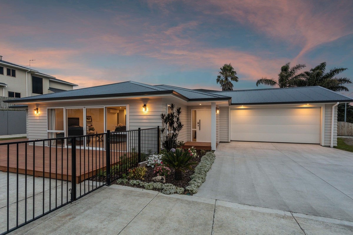 26 FISHERMANS drive, coastlands, WHAKATANE - Carousel 1