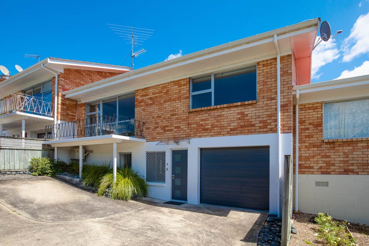 2/15 Zion Road, Birkenhead, Auckland - Carousel 1