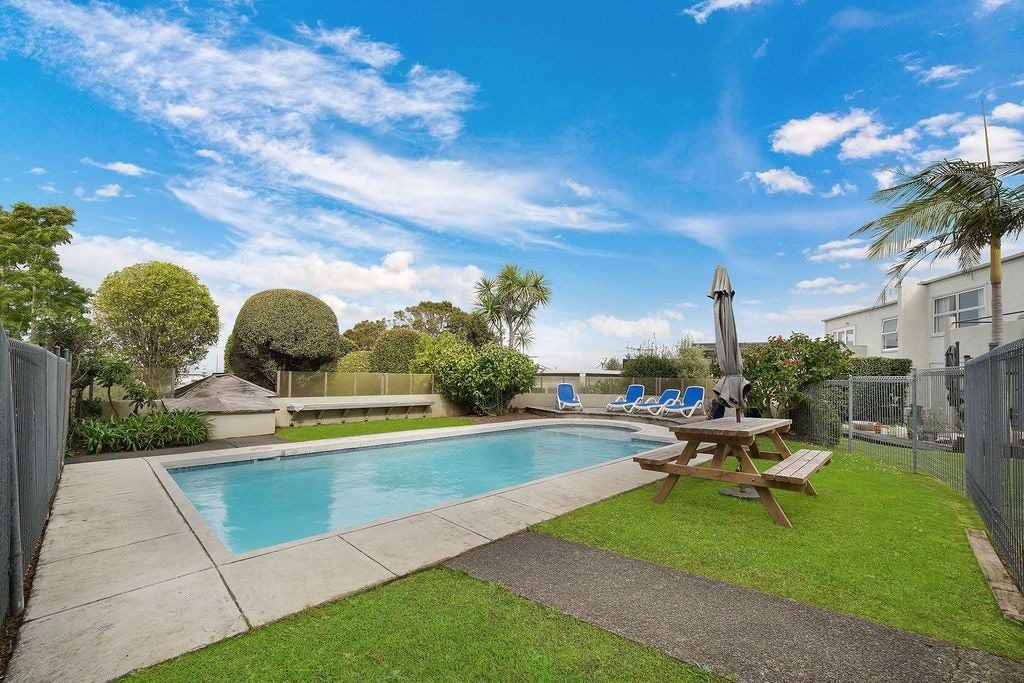 12/18 Parr Terrace, Castor Bay, Auckland - Carousel 11