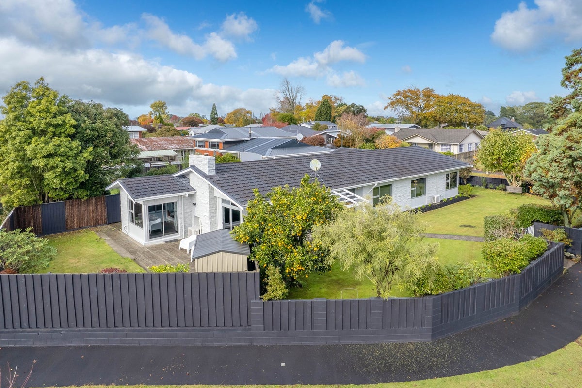 2 Clements Crescent, Queenwood, Hamilton - Carousel 1